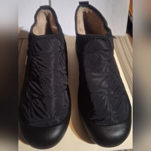 Black quilted pull on slippers w/furry inside & hard sole size 42 (9.5-10) NWOT